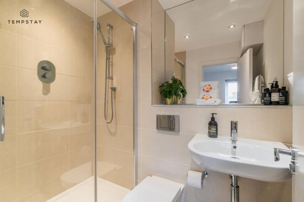 Stylish 4 Bed Family Home At Madejski, Reading University מראה חיצוני תמונה